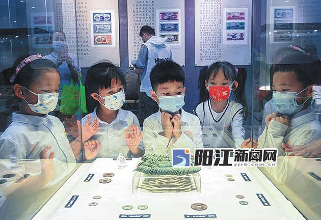 中國錢幣歷史文化展現場，小觀眾看得津津有味。.jpg
