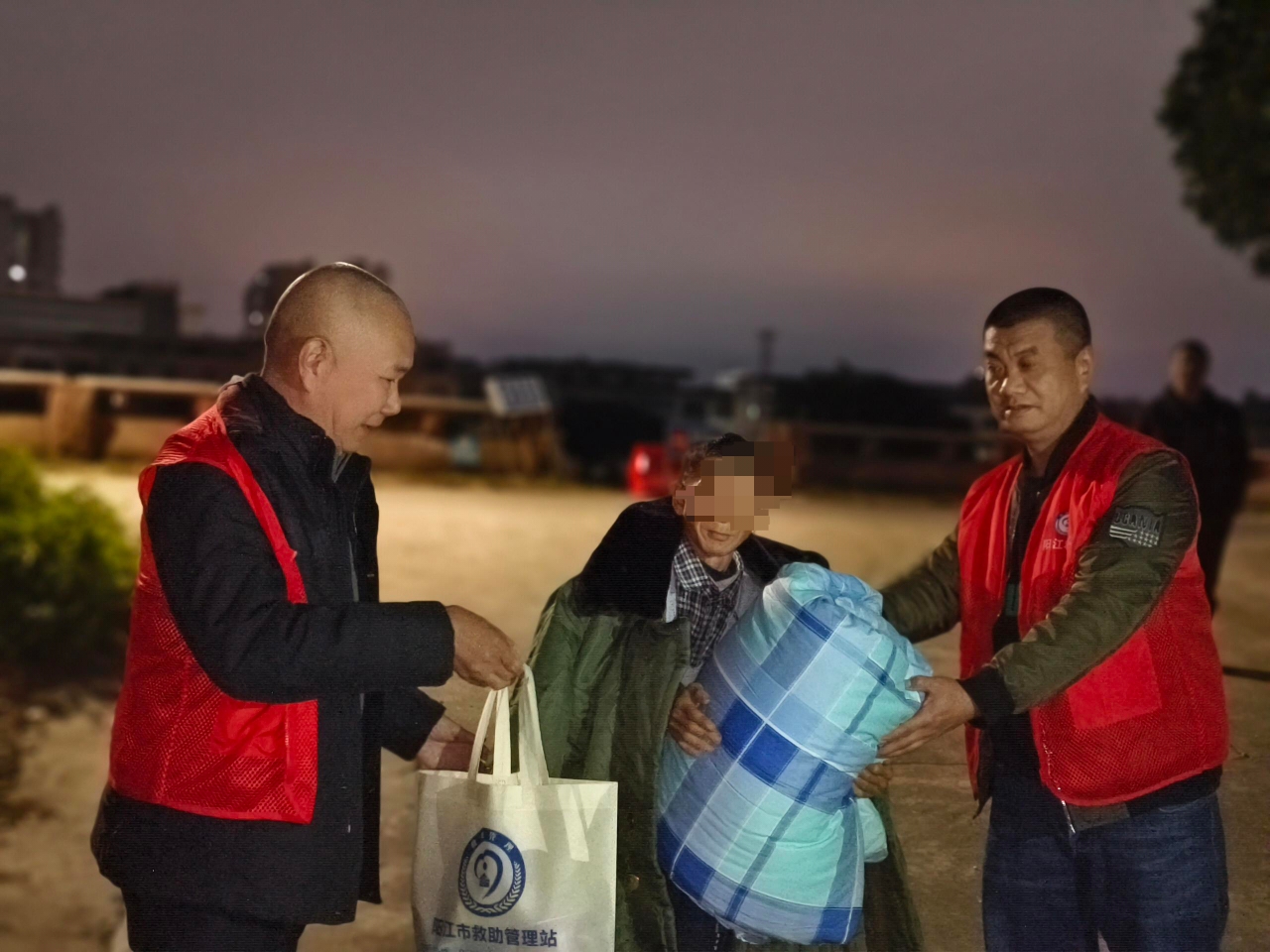 4.陽江市救助管理站在夜晚重點時段巡查,為困難群眾提供保暖衣物.jpg