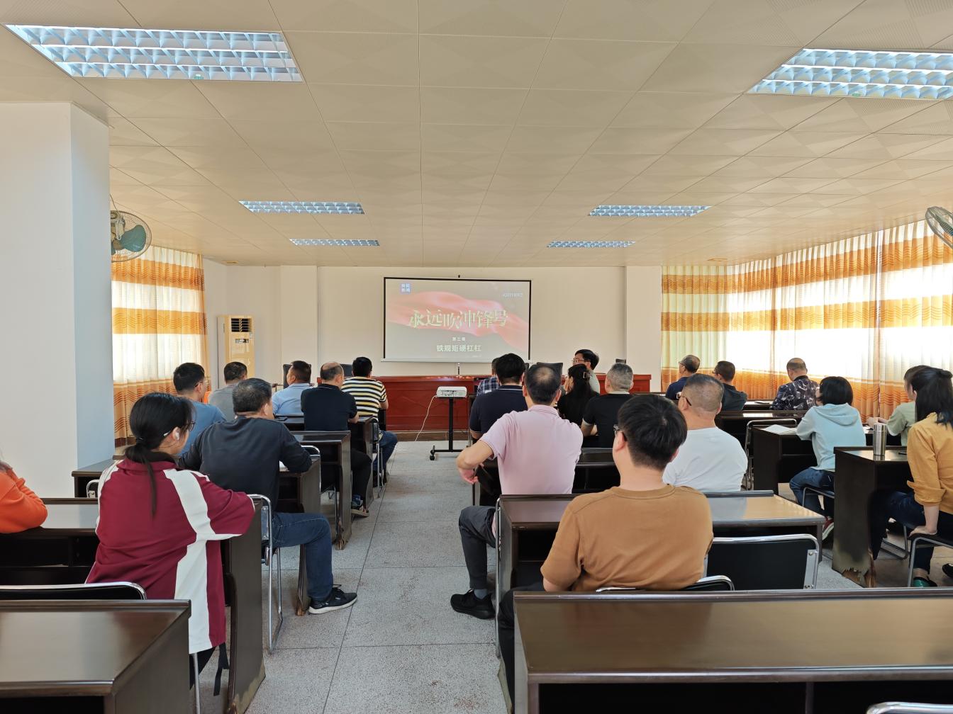 強(qiáng)化警示教育  嚴(yán)守紀(jì)律底線.docx_1